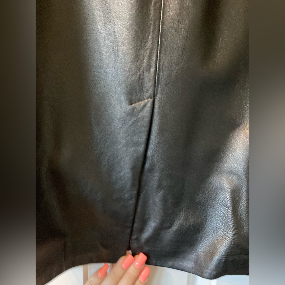 Black leather pencil skirt 28” waste & 25” long. Genuine leather. Sz 4 - Picture 4 of 11